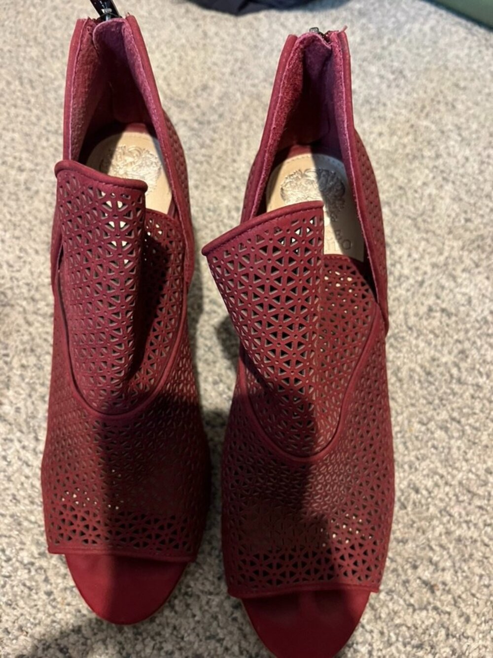 VINCE CAMUTO BURGUNDY SUEDE OPEN TOE DRESS HEELS SZ 10M